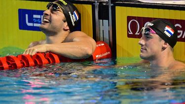 Netherlands' Arno Kamminga (L) reacts  after winning the Men's 100m Breaststroke final of the European Short Course Swimming Championships in Otopeni, on December 7, 2023. 
Daniel MIHAILESCU / AFP