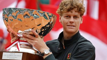 epa12885318 Jannik Sinner of Italy poses with the trophy after winning the men's singles final against Carlos Alcaraz of Spain at the ATP Monte-Carlo Masters tennis tournament in Roquebrune Cap Martin, France, 12 April 2026.  EPA/SEBASTIEN NOGIER