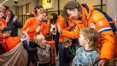 SCHIPHOL - Jorrit Bergsma van TeamNL wordt welkom geheten in de aankomsthal van luchthaven Schiphol na de Olympische Winterspelen van Milaan en Cortina. DINGENA MOL / ANP