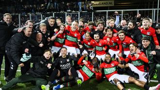 LEEUWARDEN - NEC spelers en supporters vieren het bereiken van de KNVB Beker finale tijdens de Halve finale in de KNVB Beker tussen SC Cambuur en NEC in het Cambuur Stadion op 27 februari 2024 in Leeuwarden, Nederland. ANP COR LASKER