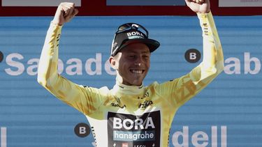 2023-04-04 18:36:27 epa10558415 Dutch rider Ide Schelling of Bora-Hansgrohe team celebrates on the podium wearing the Overall Leader yellow jersey after winning the second stage of the Itzulia Basque Country 2023 Vuelta Cycling Tour, of 193.8 kilometers from Viana to Leitza, in Navarra, northern Spain, 04 April 2023.  EPA/Jesus Diges