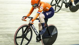 APELDOORN - Team Nederland Hetty van de Wouw in actie tijdens de 1/4 finale sprint vrouwen op de tweede dag van het EK baanwielrennen in het Apeldoornse Omnisportcentrum. ANP VINCENT JANNINK