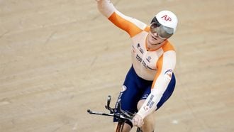 2023-08-08 18:46:58 GLASGOW - Jeffrey Hoogland juicht na de wint in de finale van het onderdeel kilometer tijdrit tijdens de wereldkampioenschappen baanwielrennen. De Schotse stad is van 3 tot en met 13 augustus het toneel van een wereldkampioenschap met meerdere fiets disciplines. ANP ROBIN VAN LONKHUIJSEN
