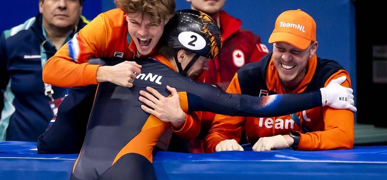 MILAAN - Jens van ’t Wout viert zijn gouden medaille met zijn broer Melle van ’t Wout na afloop van de finale voor de 1000 meter bij het shorttrack schaatsen in de Milano Ice Skating Area op de Olympische Winterspelen van Milaan. SEM VAN DER WAL / ANP