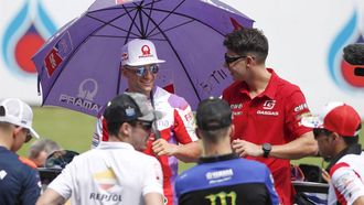 2023-10-29 11:06:54 epa10946586 Spanish MotoGP rider Jorge Martin (C) of Prima Pramac Racing attends the rider fan parade of the Thai Motorcycling Grand Prix at Chang International Circuit, Buriram province, Thailand, 29 October 2023.  EPA/RUNGROJ YONGRIT