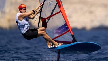 MARSEILLE - Windfoiler Luuc van Opzeeland in actie tijdens de Olympische Spelen. ANP SANDER KONING