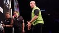 ROTTERDAM - Darter Michael van Gerwen in actie tegen Enelsman Stephen Bunting tijdens de elfde speelronde van de Premier League Darts in Ahoy Rotterdam. ANP BAS CZERWINSKI