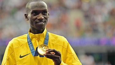 Gold medallist Uganda's Joshua Cheptegei poses on the podium during the medal ceremony for the men's 10000m final of the athletics event at the Paris 2024 Olympic Games at Stade de France in Saint-Denis, north of Paris, on August 3, 2024. 
Martin  BERNETTI / AFP