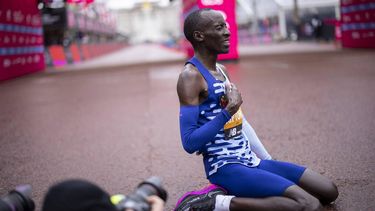 2023-04-23 12:01:58 epa10587561 Kenya's Kelvin Kiptum reacts after finishing first in men's elite race of the London Marathon  in London, Britain, 23 April 2023. Over 47,000 runners take part as the annual event moves back to April since it was moved to October due to Covid-19 pandemic.  EPA/TOLGA AKMEN