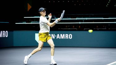 ROTTERDAM - Tennisser Jannik Sinner tijdens een training in aanloop naar het ABN AMRO tennistoernooi. De Italiaan won zijn eerste grandslamtitel tijdens Australian Open in Melbourne. ANP ROBIN UTRECHT