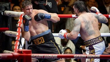 CAIRO - Bokser Rico Verhoeven in actie tegen de ongeslagen wereldkampioen Oleksandr Usyk bij de Piramides van Gizeh. KOEN VAN WEEL / ANP
