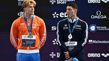 Tied silver medallists Netherlands' Koen De Groot (L) and Italy's Simone Cerasuolo pose on the podium of the men's 50m breaststroke swimming event during the LEN European Aquatics Championships at the Olympic Aquatic Centre in Saint-Denis, northern suburbs of Paris, on August 15, 2026. 
JULIEN DE ROSA / AFP