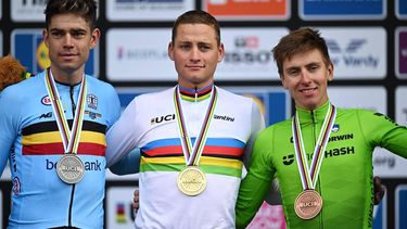 2023-08-06 18:16:27 Netherland's Mathieu van der Poel (C), Belgium's Wout van Aert (L) and Slovenia's Tadej Pogacar stand on the podium after the men's Elite Road Race at the Cycling World Championships in Edinburgh, Scotland on August 6, 2023. men's Elite Road Race at the Cycling World Championships in Edinburgh, Scotland on August 6, 2023. Netherland's Mathieu van der Poel took first place in the race that began in Scotland's capital city, Edinburgh, and ended with a street circuit in Glasgow. Belgium's Wout van Aert came second with Slovenia's Tadej Pogacar finishing in third place.
Oli SCARFF / AFP