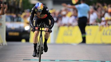 2023-07-18 16:50:18 epa10753757 Belgian rider Wout van Aert of team Jumbo-Visma in action during the 16th stage of the Tour de France 2023, a 22.4kms individual time trial (ITT) from Passy to Combloux, France, 18 July 2023.  EPA/CHRISTOPHE PETIT TESSON