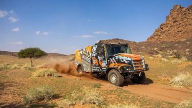 epa11061390 Dutch driver Janus van Kasteren of Boss Machinery Team de Rooy FPT in action during Stage 1 of the 2024 Rally Dakar, from Alula to Al Henakiyah, Saudi Arabia, 06 January 2024.  EPA/Andrew Eaton