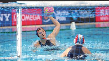 epa12230733 Simone Van de Kraats of the Netherlands (L) in action against Julieta Auliel of Argentina (R) during the Women's Water Polo match between Netherlands and Argentina at the World Aquatics Championships Singapore 2025 in Singapore, 11 July 2025.  EPA/HOW HWEE YOUNG