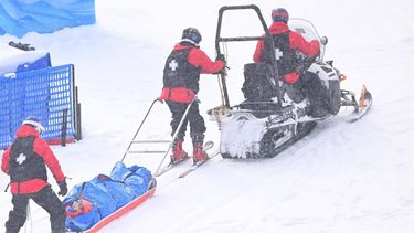 epa09748430 Belle Brockhoff of Australia is carried off the course by ski patrol, after crashing during the Mixed Team Snowboard Cross at the Genting Snow Park, during the 2022 Beijing Winter Olympic Games, in Beijing, China,  12 February 2022.  EPA/DAN HIMBRECHTS  AUSTRALIA AND NEW ZEALAND OUT