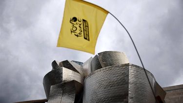 2023-06-28 17:01:18 A banner with the logo of Tour de France is seen next to the Guggenheim Museum Bilbao, ahead of the 110th edition of the cycling race, in Bilbao, on June 28, 2023. The Tour de France will start in Bilbao, on July 1, 2023.
Anne-Christine POUJOULAT / AFP
