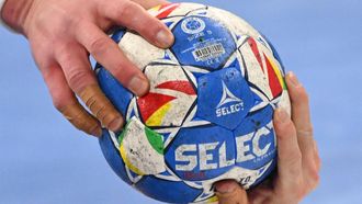 Sweden's pivot #05 Max Darj (L) and Netherlands' centre back #22 Luc Steins vie for the ball during the men's EURO 2024 EHF Handball European Championship match Group E Sweden v The Netherlands in Mannheim, western Germany on January 15, 2024. 
Kirill KUDRYAVTSEV / AFP