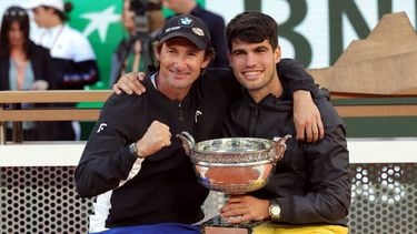 epa11400576 Carlos Alcaraz of Spain (R) poses with the Coupe des Mousquetaires trophy and his coach Juan Carlos Ferrero after winning his Men’s Singles final match against Alexander Zverev of Germany during the French Open Grand Slam tennis tournament at Roland Garros in Paris, France, 09 June 2024.  EPA/TERESA SUAREZ