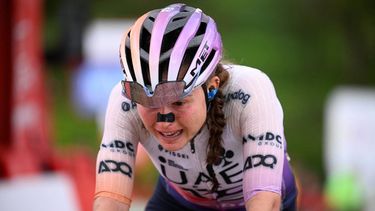Team UAE ADQ's Spanish rider Paula Blasi Cairol crosses in second position the finish line of the 6th stage of the 2026 La Vuelta Femenina cycling tour of Spain, a 106.5 km race between Gijon and Les Praeres, on May 8, 2026.  
Miguel RIOPA / AFP