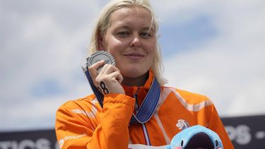 epa10752444 Silver medalist Sharon Van Rouwendaal of the Netherlands poses during the medal ceremony after the women's 5km open water swimming event at the World Aquatics Championships 2023 in Fukuoka, Japan, 18 July 2023.  EPA/FRANCK ROBICHON