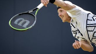 ROSMALEN - Gijs Brouwer (NED) in actie tegen Ugo Humbert (FRA) op de zevende dag van het Libema Open tennis toernooi in Rosmalen. ANP SANDER KONING