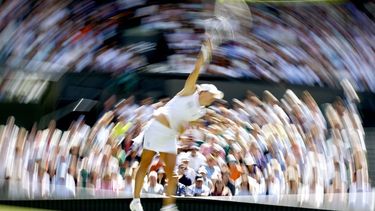epa13075385 Iga Swiatek of Poland serves during her Women's Singles first round match against Taylor Townsend of the USA at the Wimbledon Championships in London, Britain, 30 June 2026.  EPA/TOLGA AKMEN