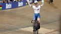 epa10792198 Emma Finucane of Great Britain celebrates after winning the Women Elite Sprint gold medal race at the UCI Cycling World Championships 2023 in Glasgow, Britain, 09 August 2023.  EPA/ADAM VAUGHAN