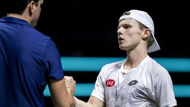 ROTTERDAM - Jesper de Jong in actie tegen Milos Raonic (CAN) op de eerste dag van het tennistoernooi ABN AMRO Open in Ahoy. ANP SANDER KONING