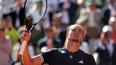 epa13018177 Alexander Zverev of Germany celebrates winning his Men's semifinal match against Jakub Mensik of the Czech Republic at the French Open Grand Slam tennis tournament at Roland Garros in Paris, France, 05 June 2026.  EPA/TERESA SUAREZ