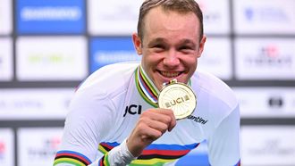 Gold medallist Italy’s Jonathan Milan celebrates on the podium after the Men's Individual Pursuit - Finals race of the UCI Track Cycling World Championships in Ballerup, Denmark, on October 18, 2024. 
Jonathan NACKSTRAND / AFP