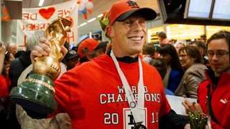 SCHIPHOL - De Nederlandse honkballer Sidney de Jong wordt dinsdag begroet op de luchthaven Schiphol. Nederland won zaterdagavond in de finale van het WK honkbal met 2-1 van Cuba. ANP ROBIN VAN LONKHUIJSEN