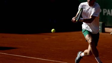 epa12993205 Botic van de Zandschulp of the Netherlands in action during his Men's 1st round match against Francisco Cerundolo of Argentina at the French Open Grand Slam tennis tournament at Roland Garros in Paris, France, 25 May 2026.  EPA/YOAN VALAT