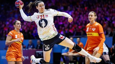ROTTERDAM -  Ingvild Kristiansen Bakkerud (NOR) in actie tijdens de halve finale op het WK handbal tussen Nederland en Noorwegen. ANP IRIS VAN DEN BROEK