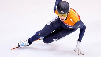 DRESDEN - Jens van t Wout tijdens de kwartfinale 1000 meter op laatste dag van het EK shorttrack. ANP IRIS VAN DEN BROEK