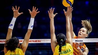 ROTTERDAM - Nika Daalderop van Nederland in actie tegen Carolina Da Silva Ana en Tainara Lemes Santos (R) van Brazilie tijdens het WK volleybal in Ahoy. ANP KOEN VAN WEEL