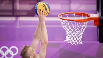 TOKIO - Ross Bekkering van Nederland in actie tijdens de 3x3 basketbalwedstrijd tegen Servie op de Olympische Spelen. ANP ROBIN VAN LONKHUIJSEN