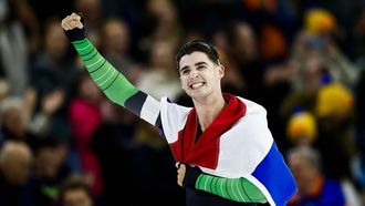 HEERENVEEN - Jenning de Boo juicht na het winnen van de 500 meter voor mannen tijdens de eerste dag van het NK afstanden in Thialf. De olympische winter werd afgetrapt met het driedaagse schaatstoernooi. ANP VINCENT JANNINK