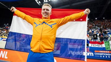 APELDOORN - Menno Vloon viert zijn gedeelde eerste plek tijdens de finale van het polsstokhoogspringen voor mannen op de vierde dag van het EK Indoor atletiek in Omnisport Apeldoorn. ANP ROBIN VAN LONKHUIJSEN