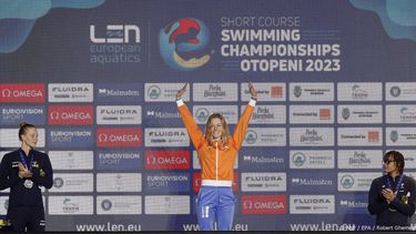 epa11018009 (L-R) Silver medalist Louise Hansson of Sweden, gold medalist Kira Toussaint of the Netherlands and bronze medalist Analia Pigree of France celebrate during the awarding ceremony for the Women's 50m Backstroke final at the LEN European Short Course Swimming Championships in Otopeni, Romania, 08 December 2023.  EPA/ROBERT GHEMENT