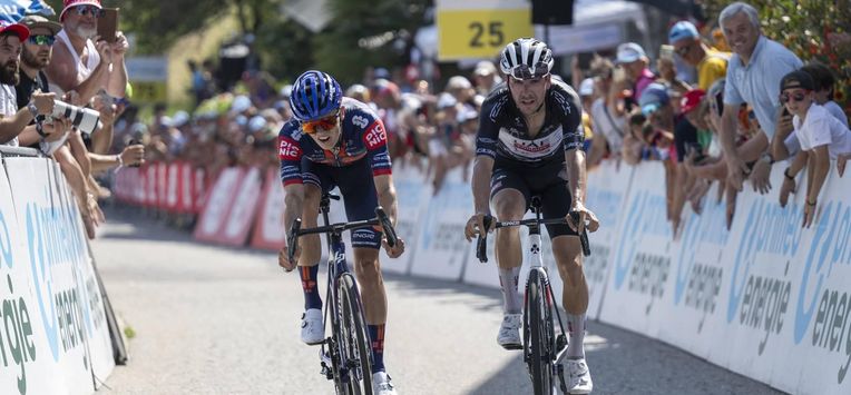 epa12185629 Winner Oscar Onley (L) from Britian of Team Picnic PostNL and second placed Joao Almeida from Portugal of UAE Team Emirates cross the finish line during the fifth stage of the Tour de Suisse cycling race, over 183.8km from La Punt to Santa Maria in Calanca, Switzerland, 19 June 2025.  EPA/GIAN EHRENZELLER