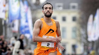 2023-03-12 15:32:11 DEN HAAG - Khalid Choukoud komt als eerste Nederlander binnen tijdens de 47e editie van de CPC Loop. ANP KOEN VAN WEEL