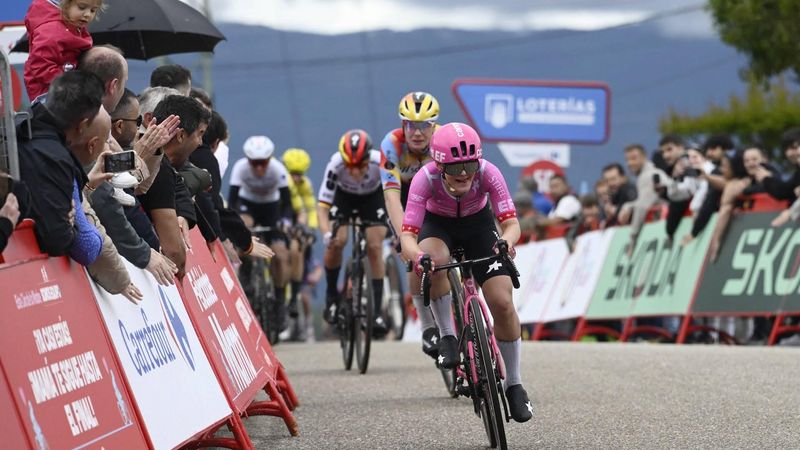 Team EF Education - Cannondale's Swiss rider Noemi Ruegg arrives to the finish in first place followed by Team Boels - Dolmans Cyclingteam's Belgian rider Lotte Kopecky and Team FDJ - SUEZ's German rider Franziska Koch, at the end of the first stage of the 2026 La Vuelta Femenina cycling tour of Spain, a 113.9 km race between Marin and Salvaterra do Mino, on May 3, 2026.  
Miguel RIOPA / AFP