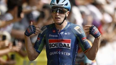 epa13102944 Belgian cyclist Tim Merlier of Soudal Quick-Step celebrates as he crosses the finish line to win Stage 7 of the Tour de France, a 175.1 km route from Hagetmau to Bordeaux, France, 10 July 2026.  EPA/YOAN VALAT