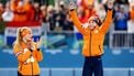 MILAAN - (l-r) Jutta Leerdam, Femke Kok op het podium na afloop van de 500 meter bij het langebaanschaatsen in het Milano Speed Skating Stadium op de Olympische Winterspelen van Milaan. ROBIN VAN LONKHUIJSEN / ANP