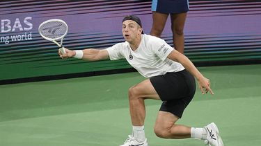 epa11213352 Tallon Griekspoor of the Netherlands in action against Alexander Zverev of Germany during the BNP Paribas Open tennis tournament in Indian Wells, California, USA, 10 March 2024.  EPA/RAY ACEVEDO