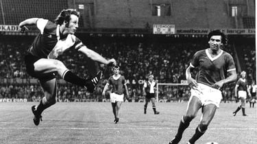 Dick Schneider in actie tijdens de zaterdagavond in het Feyenoordstadion gespeelde intertoto-wedstrijd tussen Feyenoord en Schalke 04.