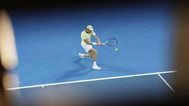 epa11832996 Jannik Sinner of Italy in action during his Men's Singles round 3 match against Marcos Giron of the USA at the Australian Open tennis tournament in Melbourne, Australia, 18 January 2025.  EPA/ROLEX DELA PENA