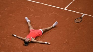 China's Zheng Qinwen reacts to beating Croatia's Donna Vekic during their women's singles final tennis match on Court Philippe-Chatrier at the Roland-Garros Stadium during the Paris 2024 Olympic Games, in Paris on August 3, 2024.  
CARL DE SOUZA / AFP